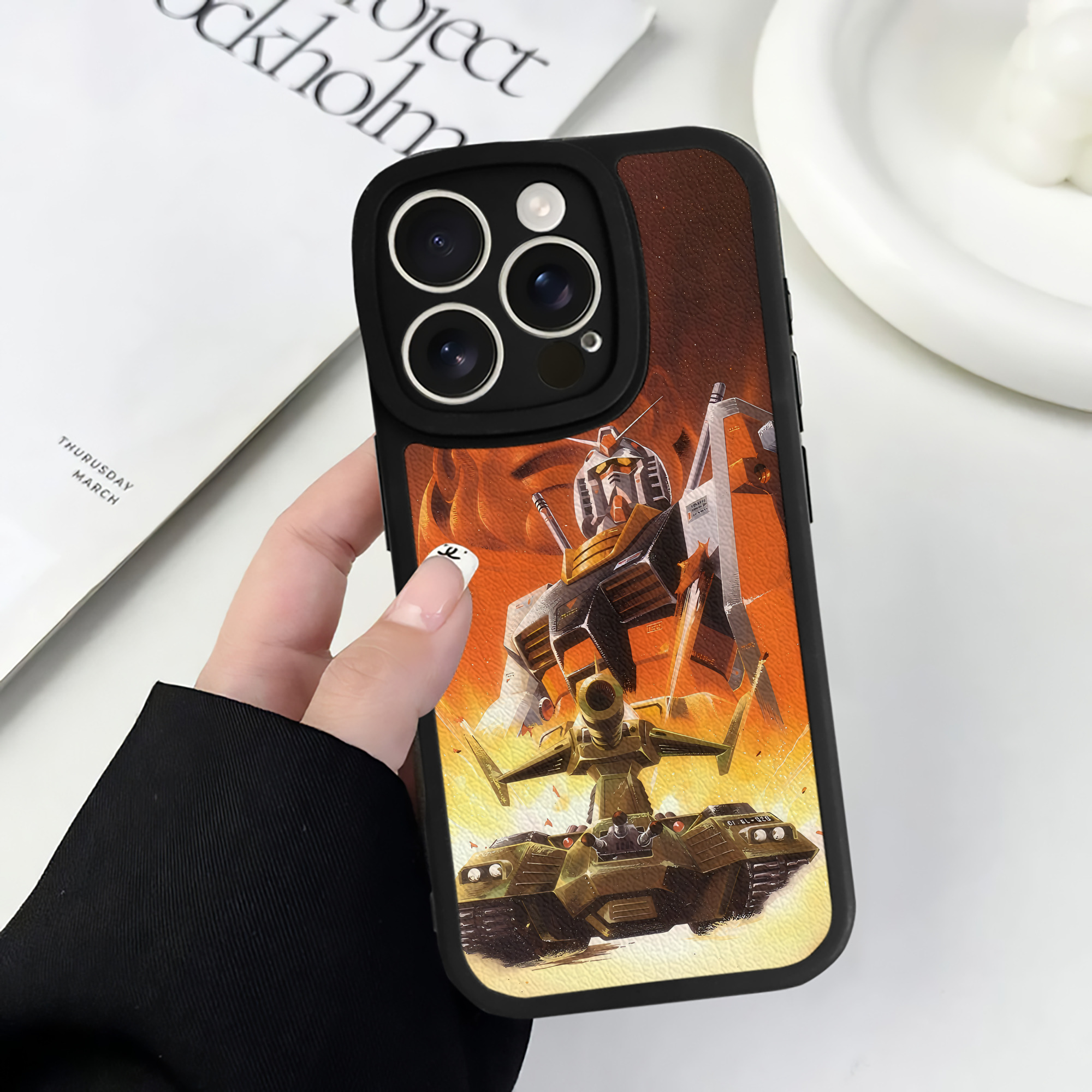 （画像用） 機動戦士ガンダム Mobile Suit Gundam 【iPhone 16シリーズ対応】シリコンスマホケース（レザー調） 材質：シリコン